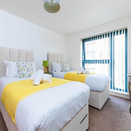 2Bed Central Serviced Accommodation With Balcony Stevenage Free Private Parking&Wifi By White Orchid Property Relocation Welcome Contractors Business Travellers Families Exterior photo