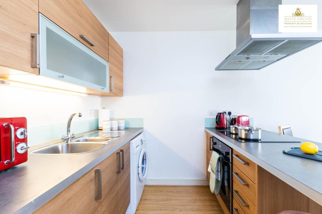 2Bed Central Serviced Accommodation With Balcony Stevenage Free Private Parking&Wifi By White Orchid Property Relocation Welcome Contractors Business Travellers Families Exterior photo