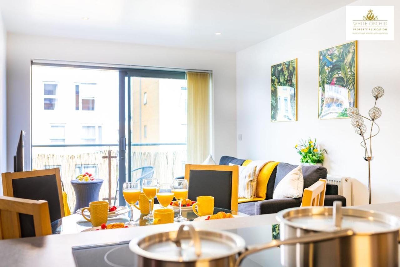 2Bed Central Serviced Accommodation With Balcony Stevenage Free Private Parking&Wifi By White Orchid Property Relocation Welcome Contractors Business Travellers Families Exterior photo