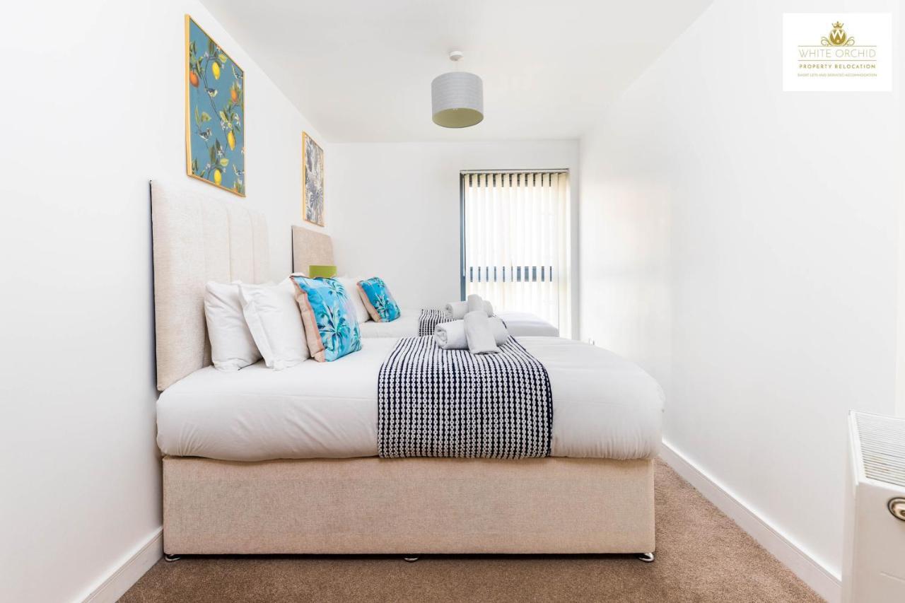 2Bed Central Serviced Accommodation With Balcony Stevenage Free Private Parking&Wifi By White Orchid Property Relocation Welcome Contractors Business Travellers Families Exterior photo