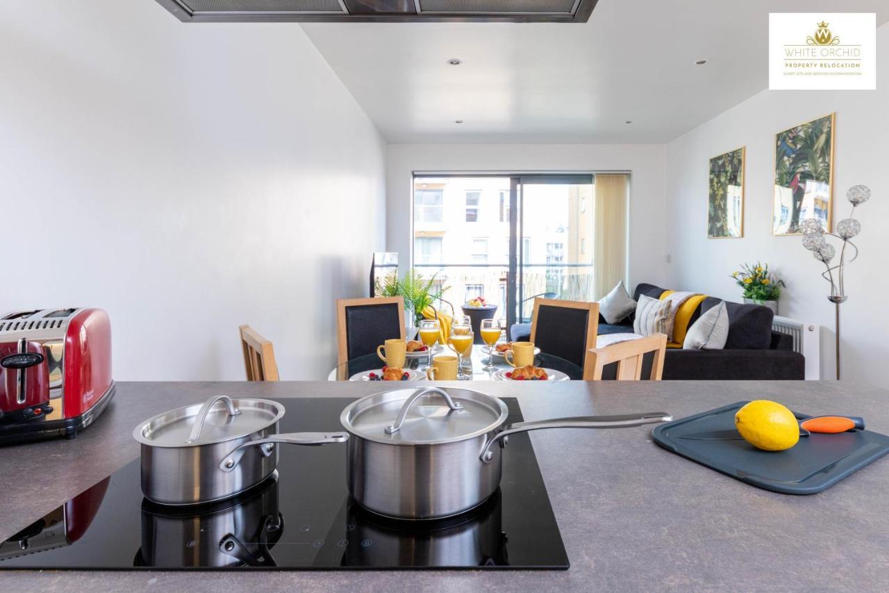 2Bed Central Serviced Accommodation With Balcony Stevenage Free Private Parking&Wifi By White Orchid Property Relocation Welcome Contractors Business Travellers Families Exterior photo