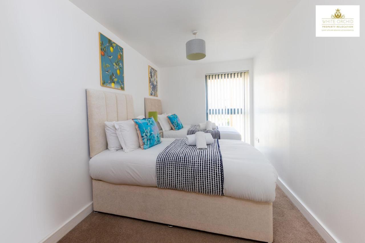 2Bed Central Serviced Accommodation With Balcony Stevenage Free Private Parking&Wifi By White Orchid Property Relocation Welcome Contractors Business Travellers Families Exterior photo