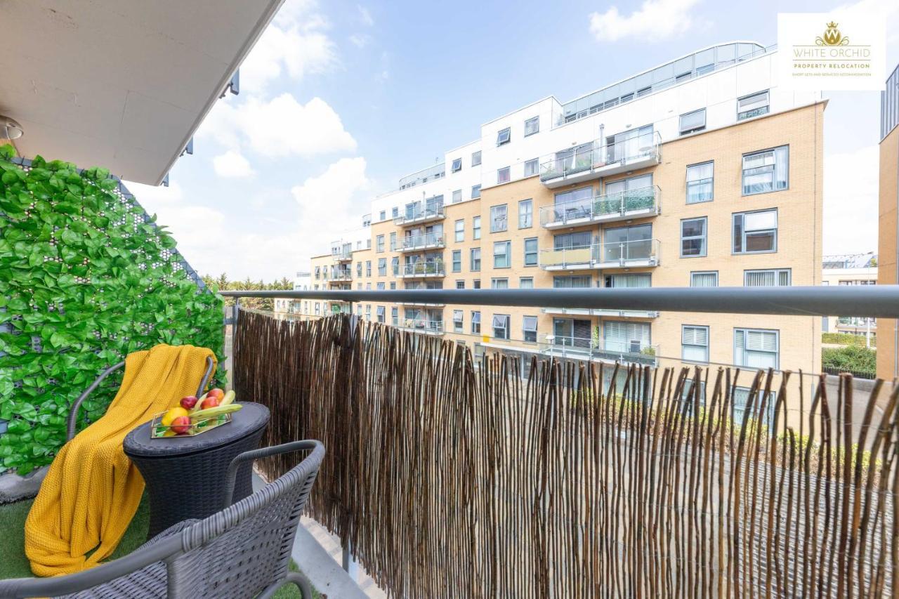 2Bed Central Serviced Accommodation With Balcony Stevenage Free Private Parking&Wifi By White Orchid Property Relocation Welcome Contractors Business Travellers Families Exterior photo