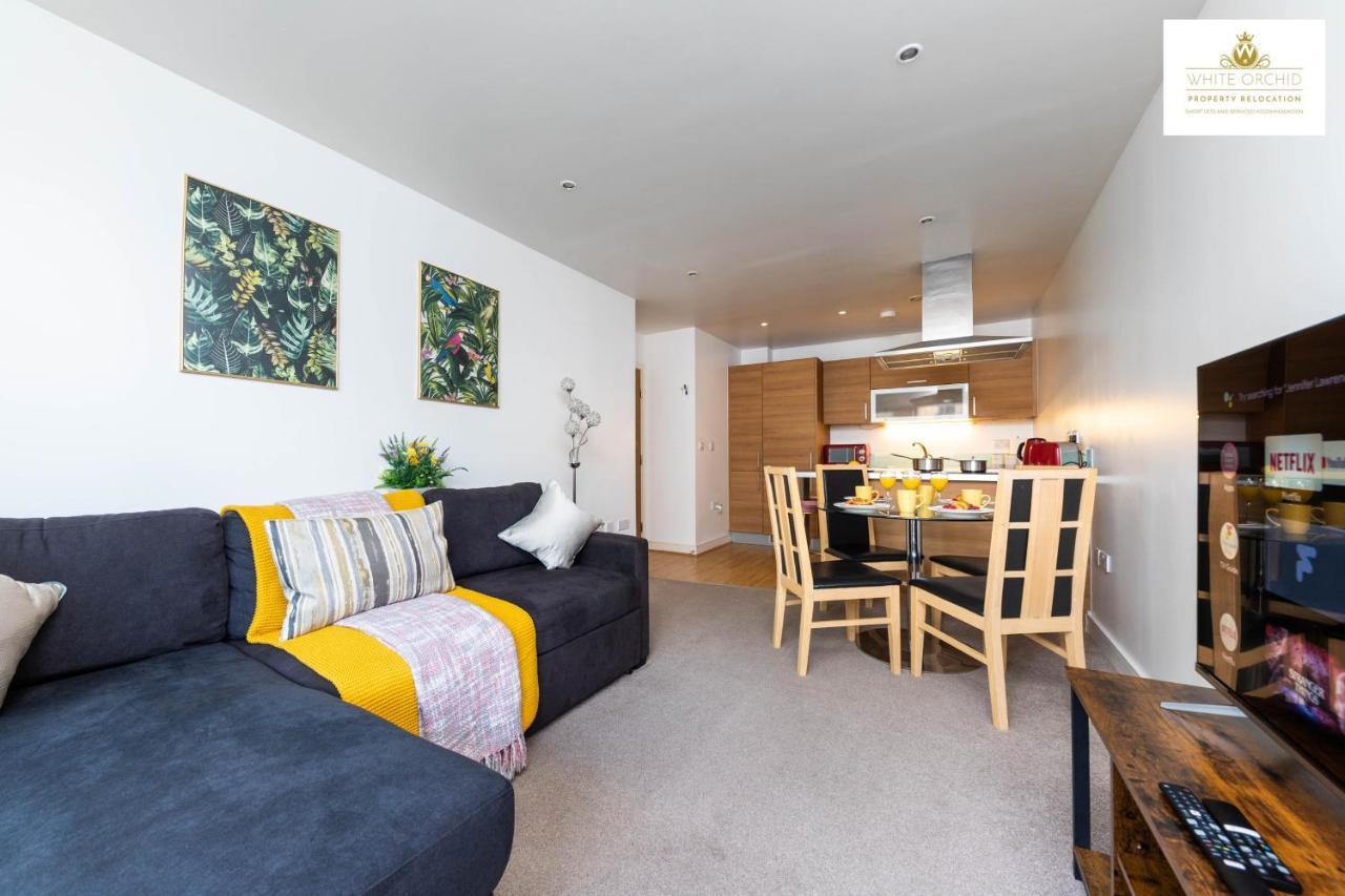 2Bed Central Serviced Accommodation With Balcony Stevenage Free Private Parking&Wifi By White Orchid Property Relocation Welcome Contractors Business Travellers Families Exterior photo